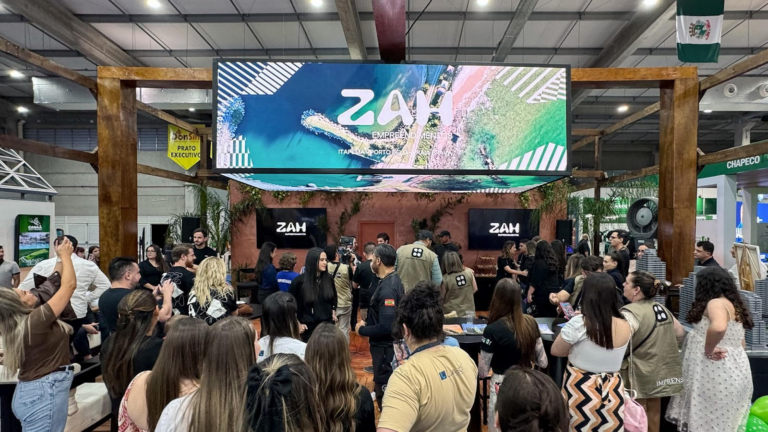 ZAH encerra estreia na Efapi 2025 com estande de destaque e participação de Caio Castro no talk show especial